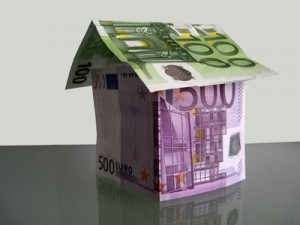 Wer ein Eigenheim plant, kann in Kombination mit einem Wohn Riester Vertrag staatliche Zuschüsse erhalten